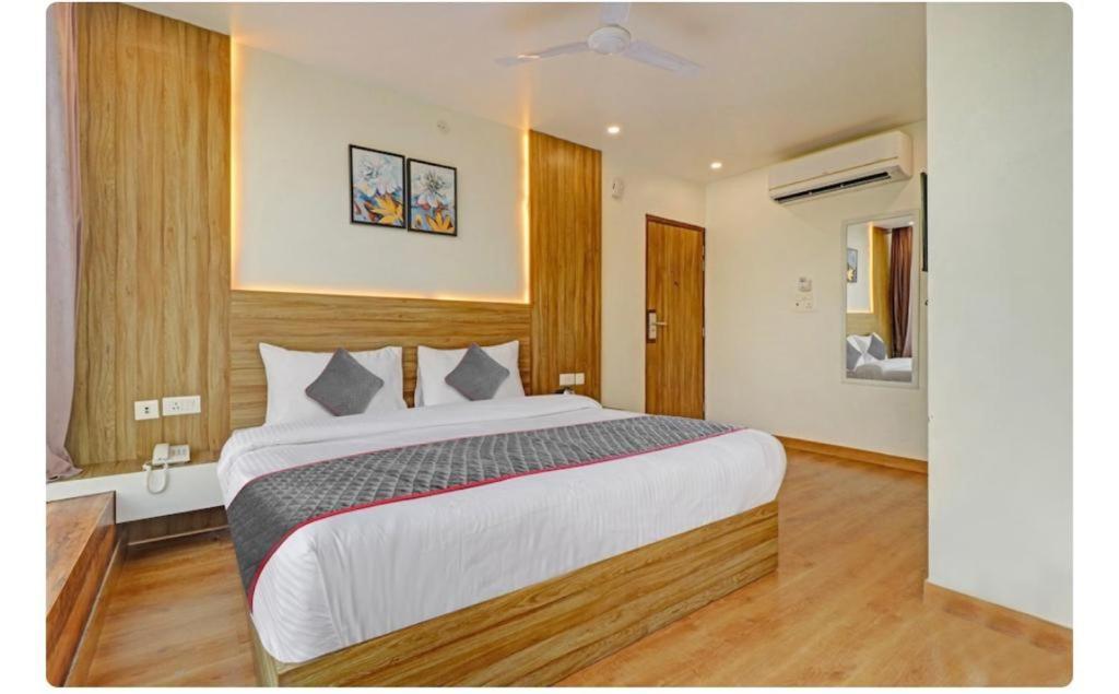 Hotel Sr Grand Gorakhpur Eksteriør billede